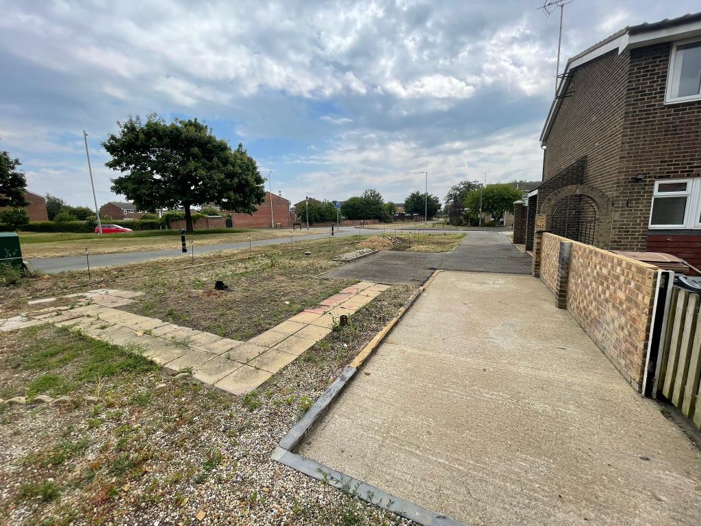 Lot: 113 - END-TERRACE HOUSE WITH PLANNING FOR ADDITIONAL PROPERTY - 